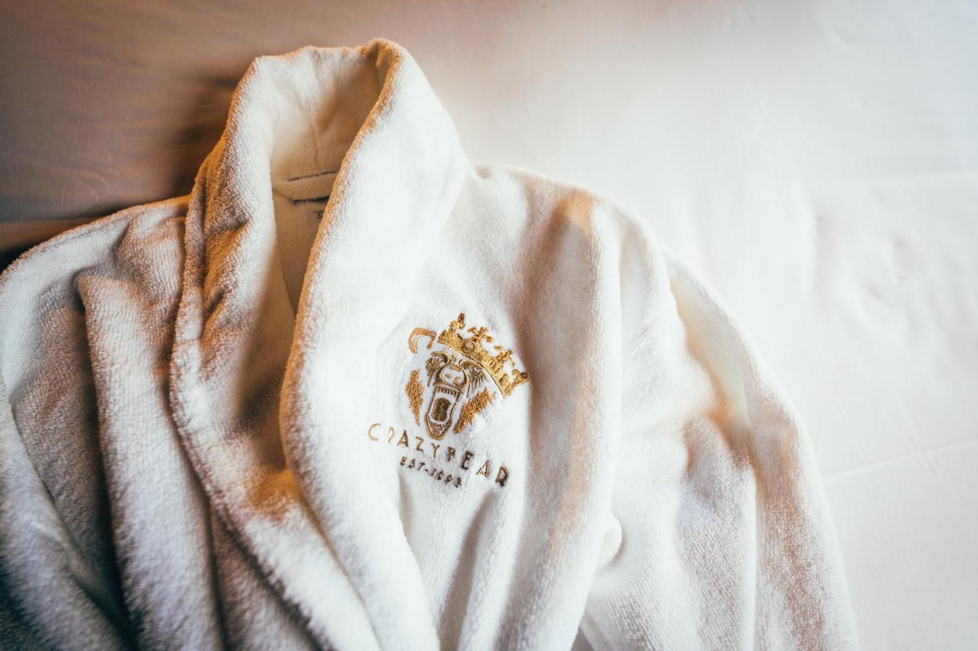 Crazy Bear Beaconsfield Otel Dış mekan fotoğraf A bathrobe