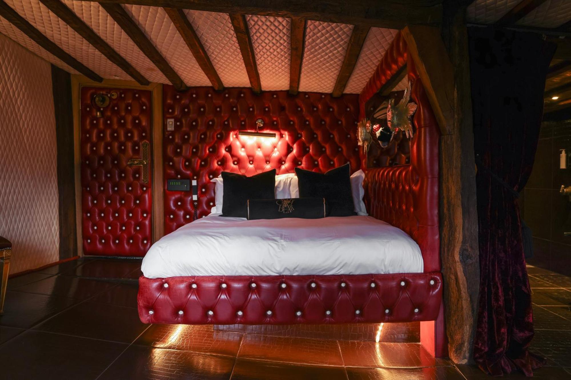 Crazy Bear Beaconsfield Otel Dış mekan fotoğraf