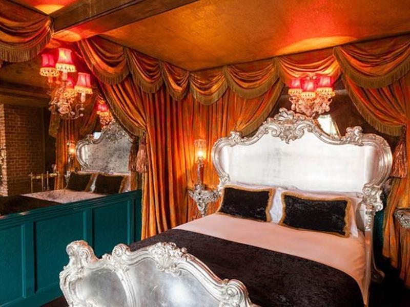 Crazy Bear Beaconsfield Otel Dış mekan fotoğraf The interior of a suite at the Gilt Hotel