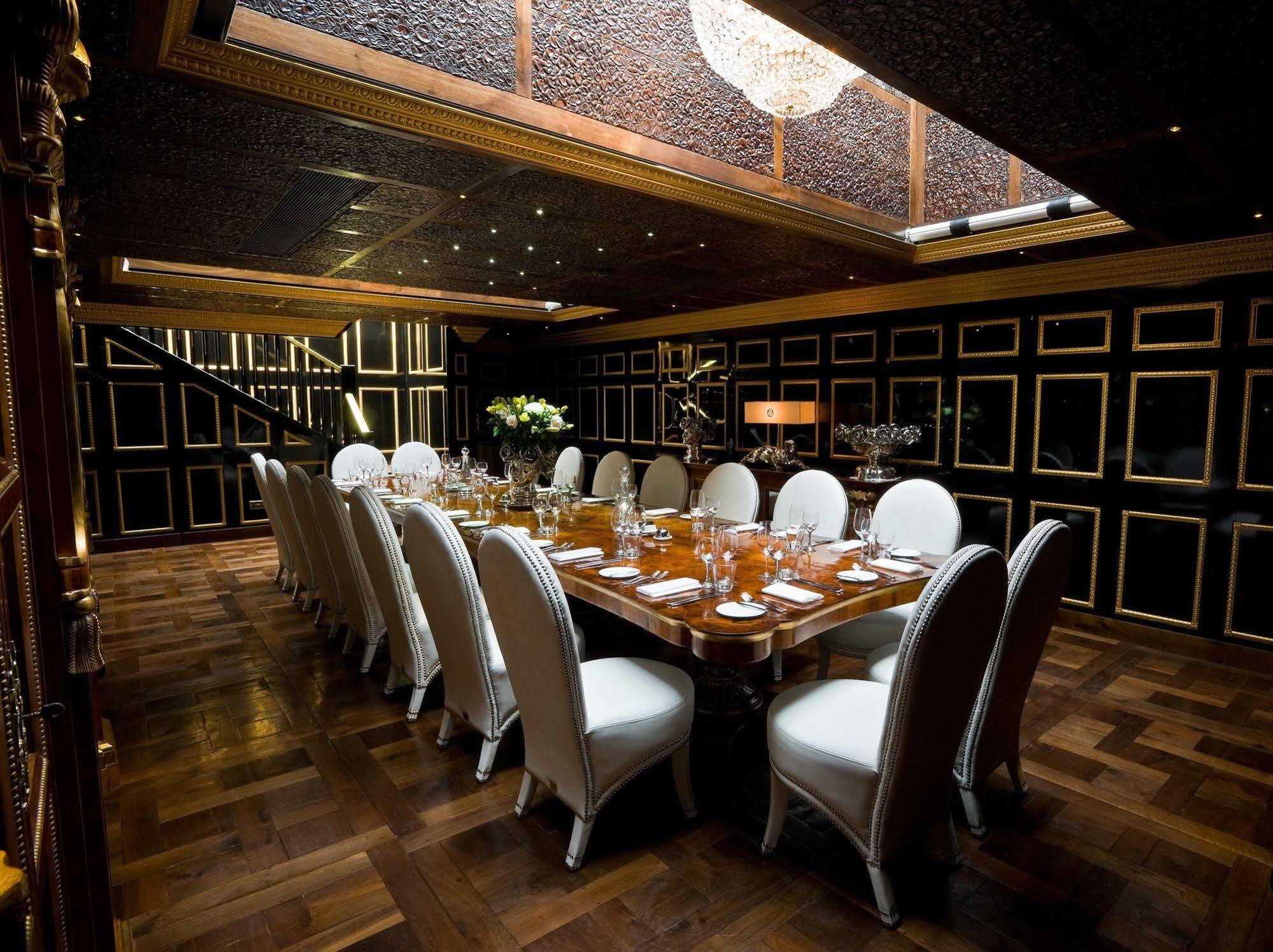 Crazy Bear Beaconsfield Otel Dış mekan fotoğraf The interior of the restaurant